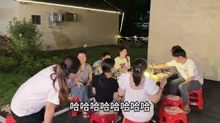 Qiu Zi arranged for everyone to roast the whole sheep. Xiao Qiu's confession to Nana made everyone