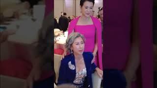 #胡杏儿 出席活动偶遇自己的偶像#叶倩文 ，赶紧上去打招呼，两人还愉快合影！