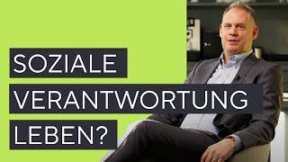 Soziale Verantwortung im Unternehmen. Factoring 2024 aktueller denn je? | 3 Fragen an Simon #56