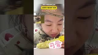 沒想到小貓也爬了起來跟著她一起啃十分可愛