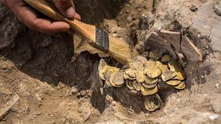 Young volunteers discover hundreds of ancient gold coins in Israel | Bright side