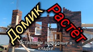 Домик потихоньку растёт. Решили сделать лестницу на крышу.