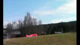 Emil persson från havsnäs faller från himmelen.