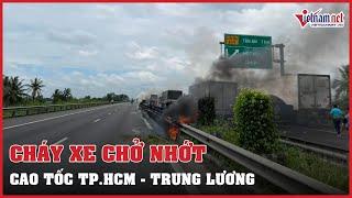 Cháy xe tải chở nhớt trên cao tốc TP.HCM - Trung Lương | Vietnamnet