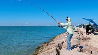 Fishing the Bull Red Run at Texas City Dike (S8 E13)