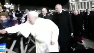 Papa Francisc lovește o femeie