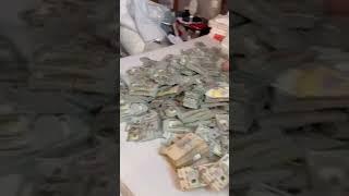 "Гроші по всьому дому": На Хмельниччині у керівниці МСЕК та її сина знайшли $6 млн
