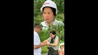 拾金不昧是我们中华民族的传统美德，我相信好人一生平。#拾金不昧#传递正能量#正能量短剧 #社会百态 #好人一生平安 @抖音小助手