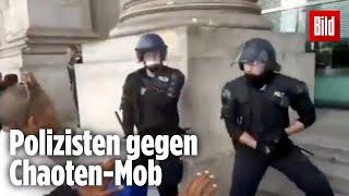 Corona-Demo in Berlin: Eine Handvoll Polizisten beschützte den Reichstag vor dem wütenden Mob