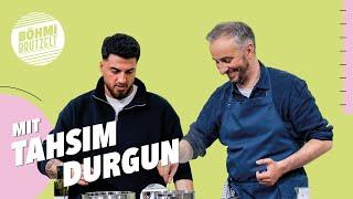 Tages-Special: Saftige Köfte an trockenem Humor – BÖHMI BRUTZELT mit Tahsim Durgun