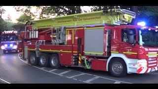 Seltene Sonderfahrzeuge von Werkfeuerwehren auf Alarmfahrt in Duisburg