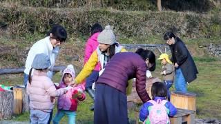 冬の霜焼けであそぶ子どもたち～里山ようちえんふえっこ「冬」