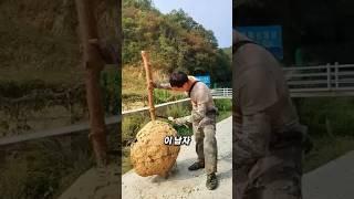 이 남자가 사투 끝에 가지고 내려온 것