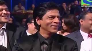 Sridevi gives Best Actress to Vidya Balan Award at Filmfare Awards 2012.mp4