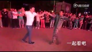 Two guys dance like nobody watching 两男广场舞独霸一方