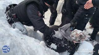 Лицом в снег! Руки за спину! Как разгоняют акции памяти Навального в Москве