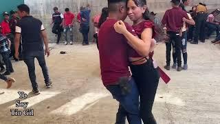 Esta pareja si baila muy bonito felices fiestas patrias mi gente