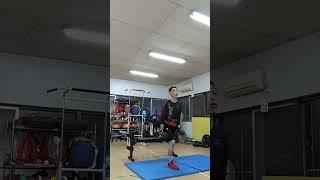 重りを使ったブルガリアンスクワット10kg をかける。2で20kg右半身！