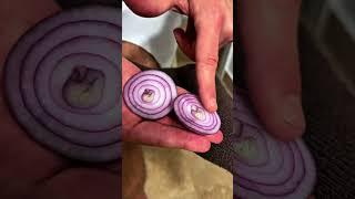 Положите лук на ноги это избавит вас от многих проблем ￼#советы #lifehacks #рецепт #лайфхаки