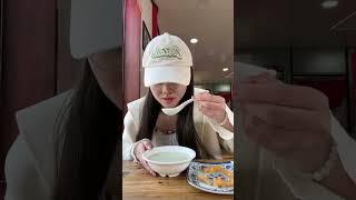 外地游客来北京挑战喝豆汁了！#北京豆汁儿 #北京 #北京旅游 #豆汁挑战 #旅游推荐