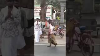  தொப்பி அம்மாவிடம்  ஆசிர்வாதம் வாங்கும் பக்தர்  | టోపీ తల్లి నుండి ఆశీస్సులు కోరుతున్న భక్తుడు