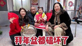 儿媳给父母拜年，广东媳妇看见红包磕头真猛，把不锈钢盆都磕坏了【广东姑娘在北方】