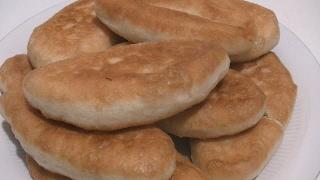 Жареные пирожки с творожной солёной начинкой.