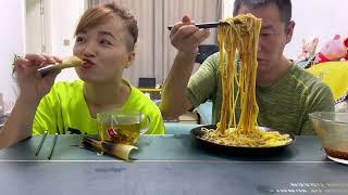 看来这个办法才能治他吃独食的坏毛病#eating show#eating challenge#husband and wife eating food#eating#mukbang