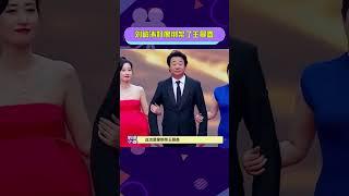 #劉敏濤好像綁架了王景春一人一邊，看起來就像王景春被“綁架”一樣