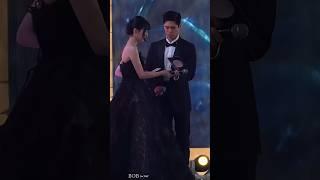 He always takes care of her, that's so sweet  #parkbogum #baesuzy #baeksangartsawards #wonderland