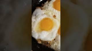 Что означает жарить яйца во сне? #shorts