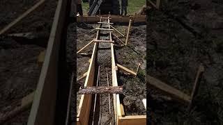 Заливка бетона марки М300 в опалубку фундаментной ленты