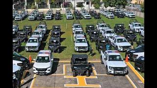 Entrega de patrullas y equipamiento a policías.