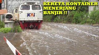 Kereta Api Kontainer Menerobos Banjir Diperlintasan KA JPL 11C Sunter, Jakarta Utara