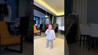 #当代宝妈带娃现状 ，幄幄的奶嘴漂流记，再也不用担心她随手扔奶嘴了～#带娃真不是个轻快活儿 #骗你生女儿 #萌娃 #哄娃神器