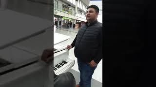 Orice furtuna ar veni, cantat in aeroport