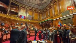 Il Movimento 5 Stelle occupa i banchi del Governo al Senato, muro dai questori