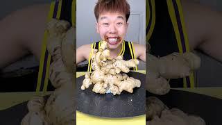 Today I only eat one piece of chicken nuggets, the rice is still a small bowl, the dried rice ma