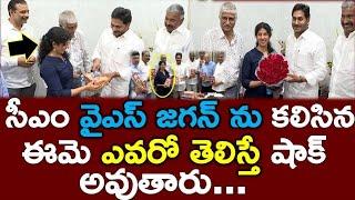 Sr Journalist Rehana Released Book With Apcm Jagan | Ysrcp | News220 | Viral Video