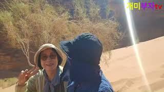 와디럼( Wadi Rum) 수만 년 전 낙타벽화 앞에서 디스커버리 촬영팀을 만나다(جدارية وادي رم الجمل)