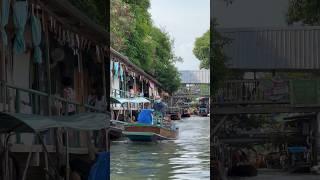 Wondering on the floating water 漫步在水上市場裡 #空叻瑪榮 #水上市場 #曼谷 #bangkok #floatingmarket