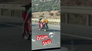 Motosiklet ile bu nasıl bir sürüş stili ? #kaza #motosiklet #sürüş #ölüm #trafik #kamyon #çekici