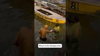 Ritual in the Ganges river, a daily occurrence