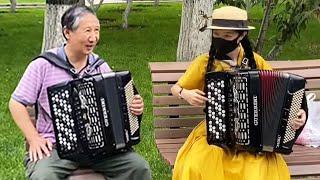 Accordion单指弹奏就把大爷征服了！手风琴女孩装小白公园盘大爷，一首经典曲目大爷惊呆了！