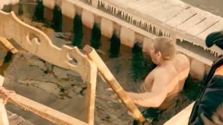 Геннадий Циколия купается на крещение в Волге 2011