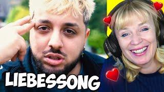 YOUTUBER macht LIEBESSONG an meine Mama 