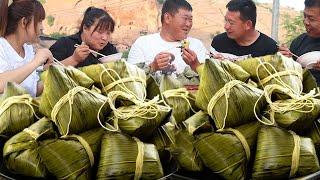 The brothers in the countryside tried to pack zongzi  but it was difficult to do it simply  but the