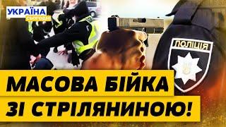  Поліція ВІДКРИЛА ВОГОНЬ! Жорстка БІЙКА з чоловіком: ЧЕРЕЗ МОБІЛІЗАЦІЮ?! Дісталося й місцевим!