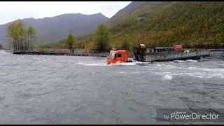 Якутские КамАЗы переплывают реку