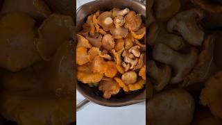 ЛИСИЧКИ. Первые грибы в этом году-жареные с картошкой! Со вкусом и просто!